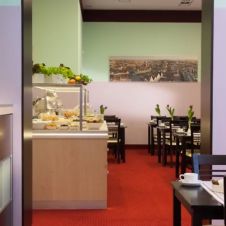 מלון Dikul Market Square 3*