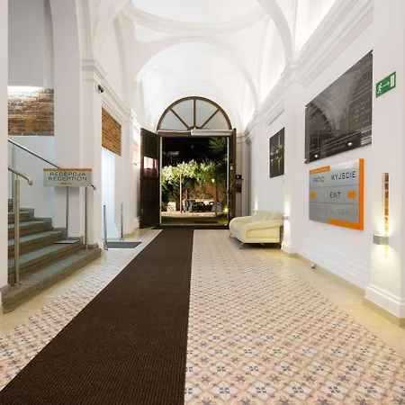 Dikul Market Square מלון 3*